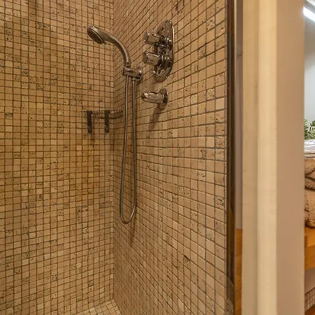 Comforthouse Netflix, Prime, Wifi, Tv, Balcony ראבנה